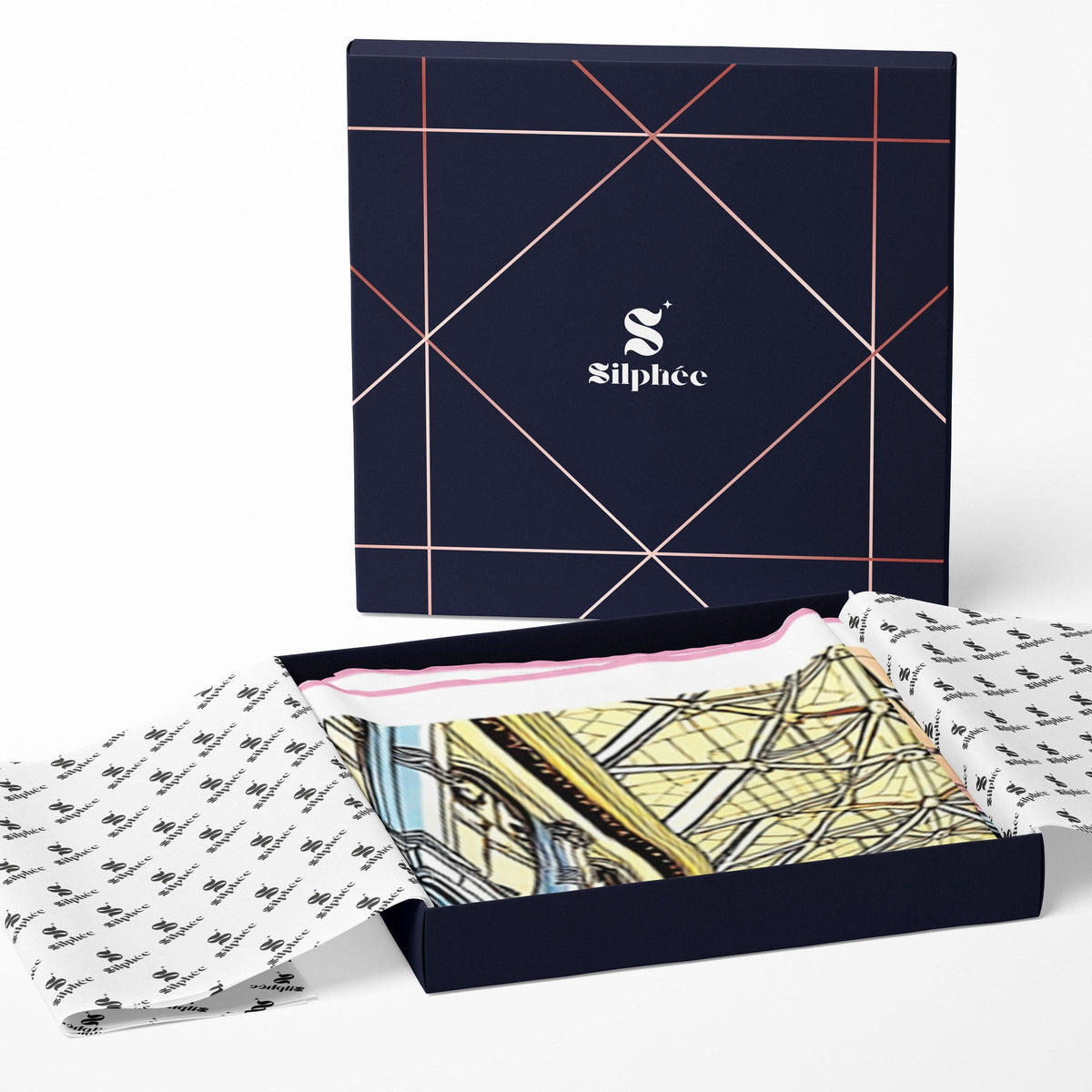 L'écrin Silphée ouvert, papier de soie monogrammé et le carré Celestial Cathedral plié à l'intérieur