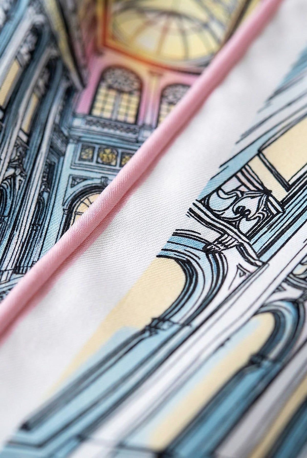 Celestial Cathedral - carré de soie 90x90 en twill de soie de mûrier 19 mommes, macro de l'ourlet roulotté à la main, rond et tubulaire