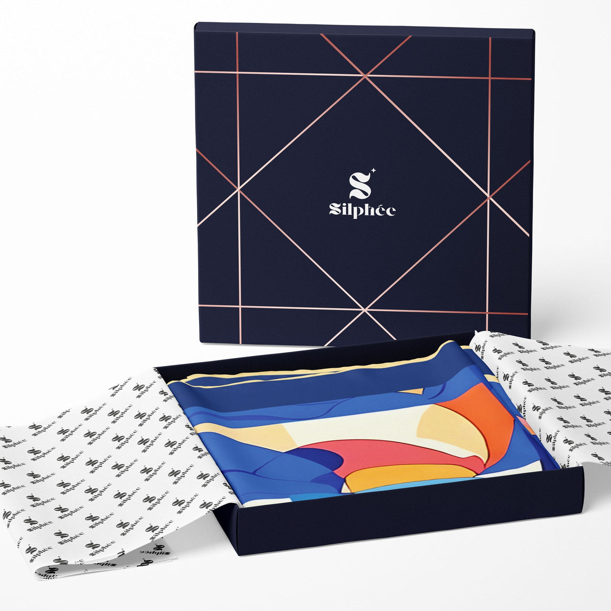 L'écrin Silphée ouvert, papier de soie monogrammé et le carré Chroma Aurora plié à l'intérieur