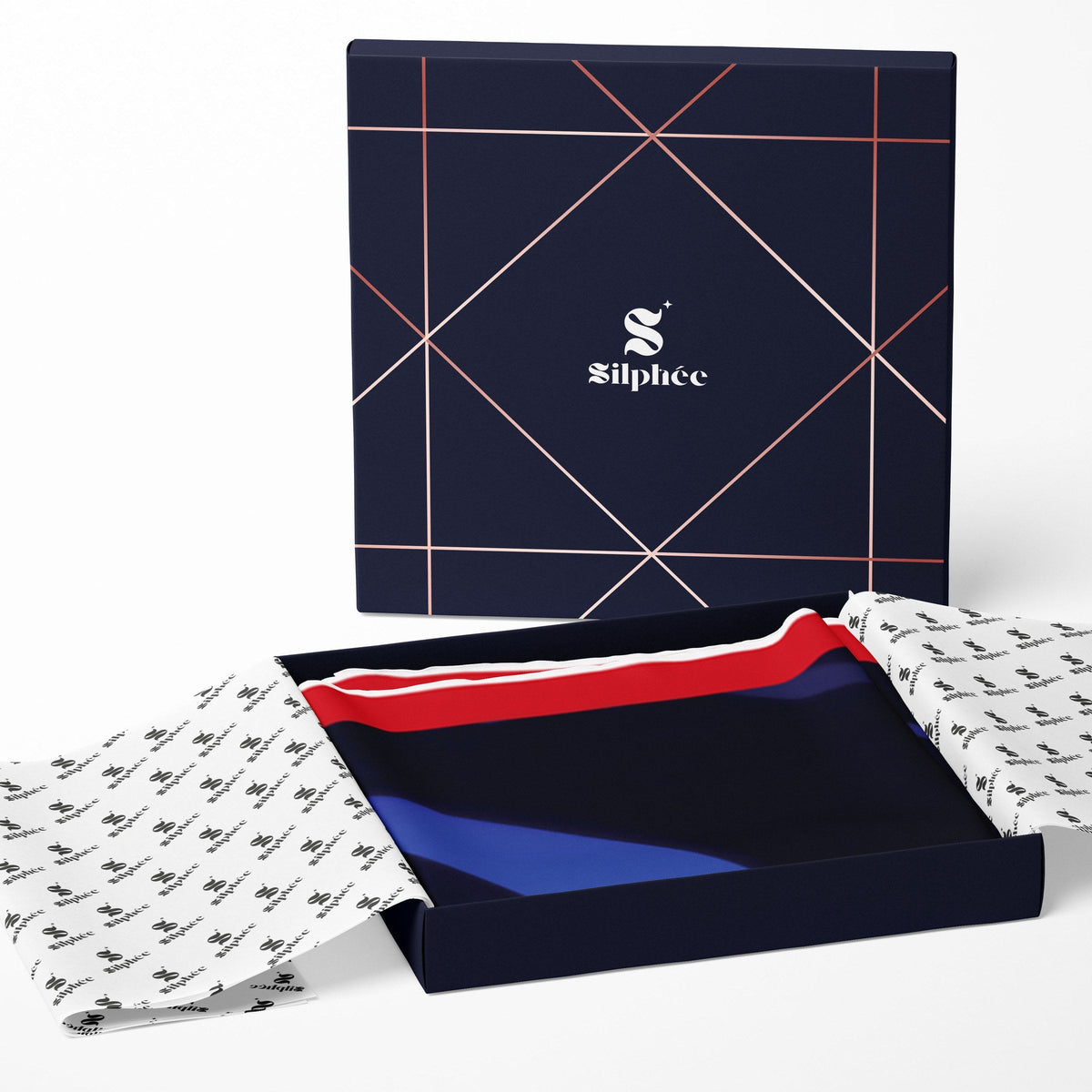 L'écrin Silphée ouvert, papier de soie monogrammé et le carré Cosmic Muse plié à l'intérieur
