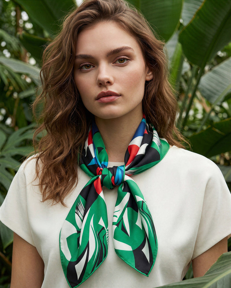 Jungle Beat - carré de soie 90x90 en twill de soie de mûrier 19 mommes, porté noué au cou