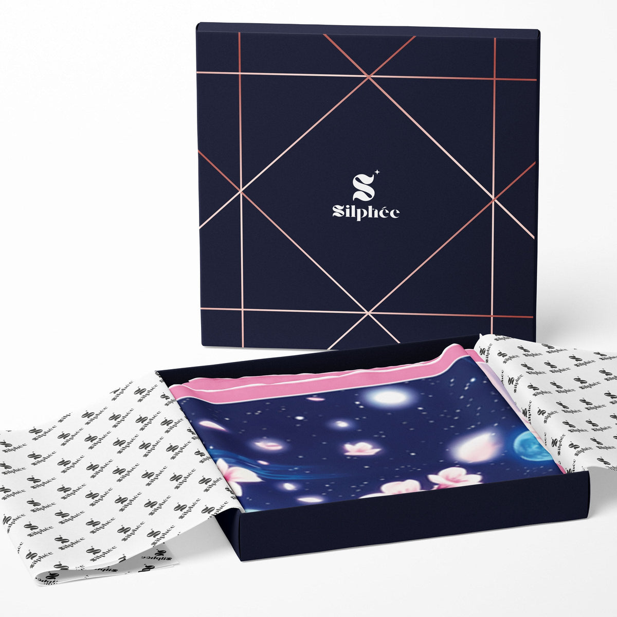 L'écrin Silphée ouvert, papier de soie monogrammé et le carré Sakura Stellar plié à l'intérieur