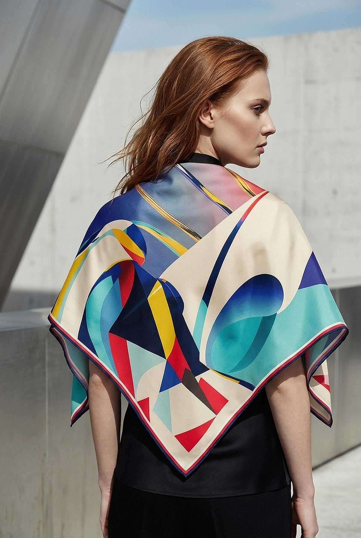 Valkyria Drift - carré de soie 90x90 en twill de soie de mûrier 19 mommes, porté ouvert en losange dans le dos