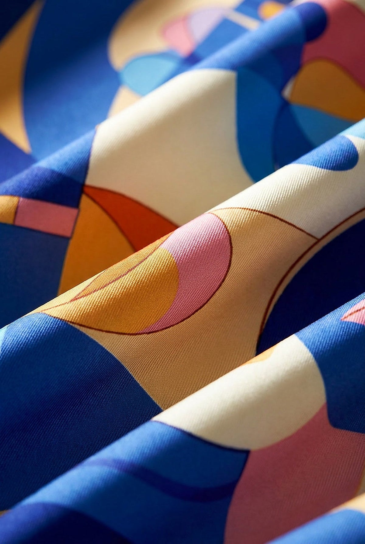 Chroma Aurora - carré de soie 90x90 en twill de soie de mûrier 19 mommes, détail du drapé de la soie