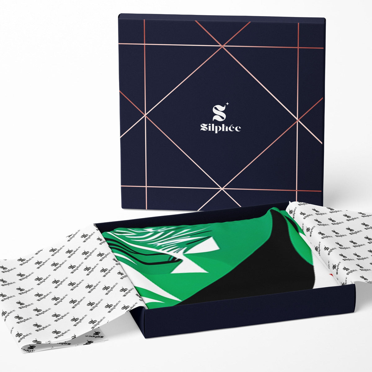 L'écrin Silphée ouvert, papier de soie monogrammé et le carré Jungle Beat plié à l'intérieur