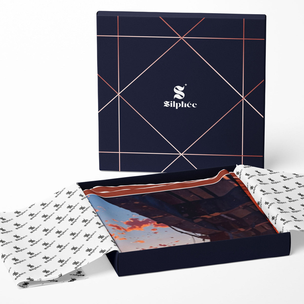 L'écrin Silphée ouvert, papier de soie monogrammé et le carré Natsuko in Tokyo plié à l'intérieur