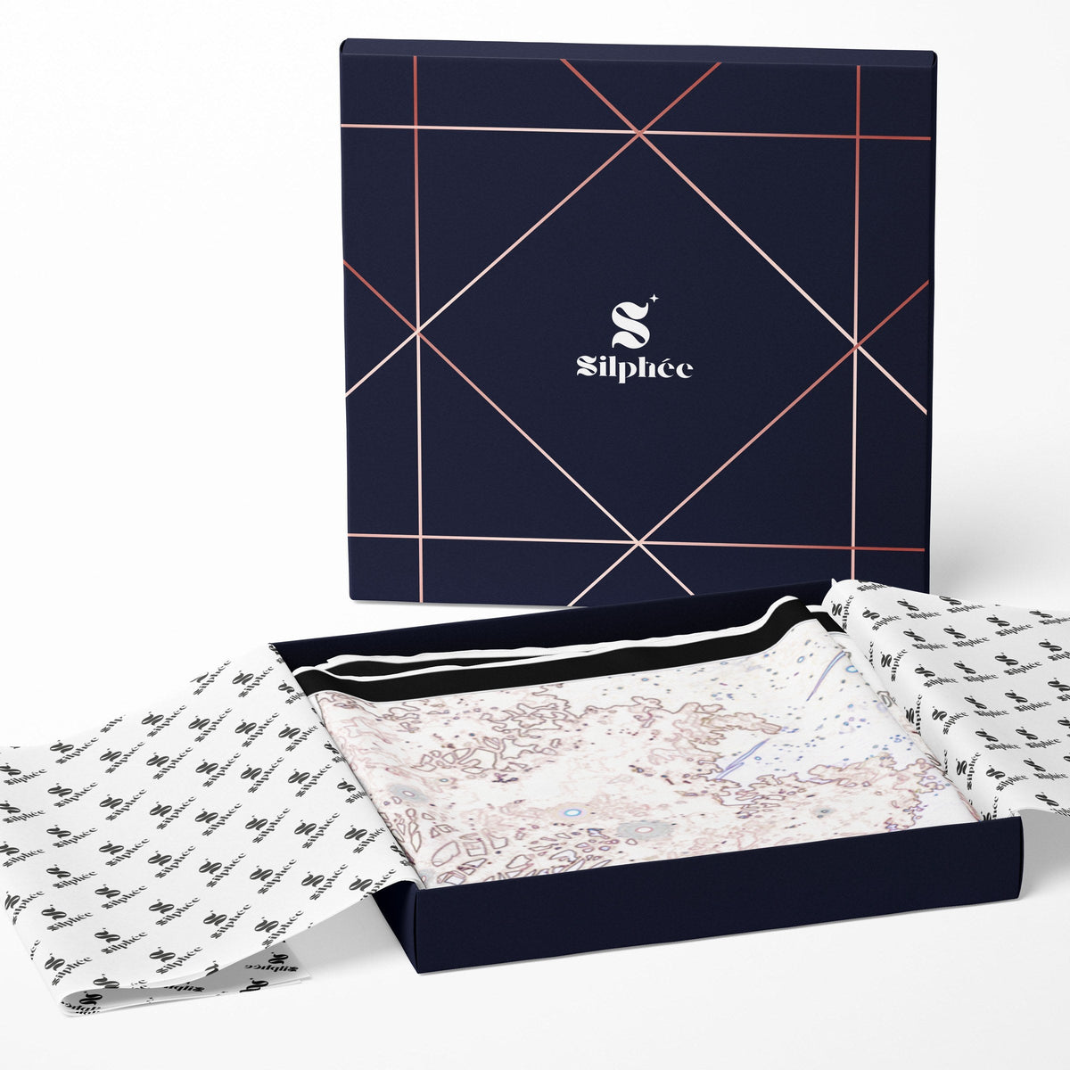L'écrin Silphée ouvert, papier de soie monogrammé et le carré Remanence Silvestre plié à l'intérieur