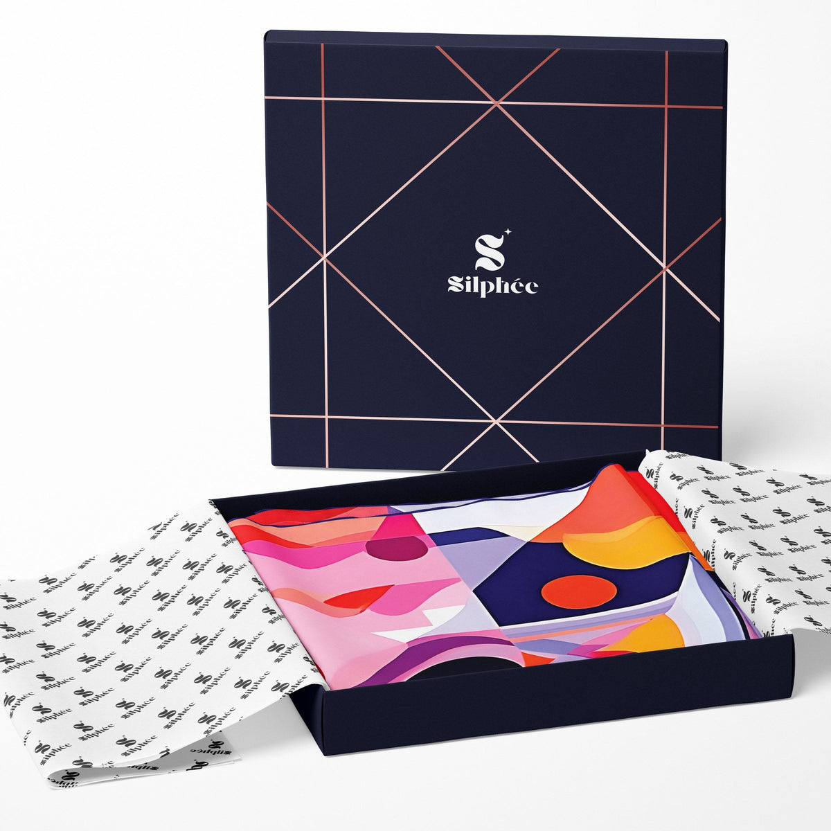 L'écrin Silphée ouvert, papier de soie monogrammé et le carré Spectral Pulse plié à l'intérieur