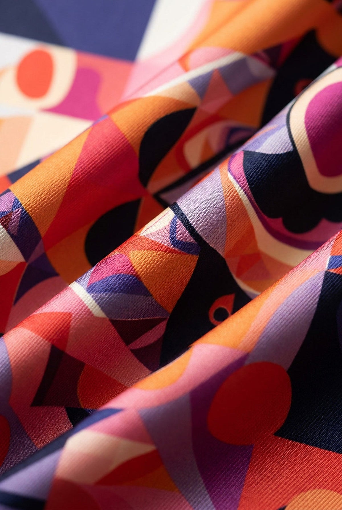 Spectra Pulse - carré de soie 90x90 en twill de soie de mûrier 19 mommes, détail du drapé de la soie