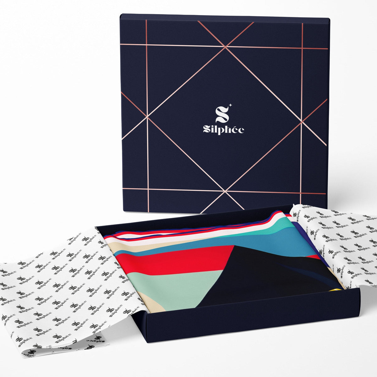 L'écrin Silphée ouvert, papier de soie monogrammé et le carré Valkyria Drift plié à l'intérieur